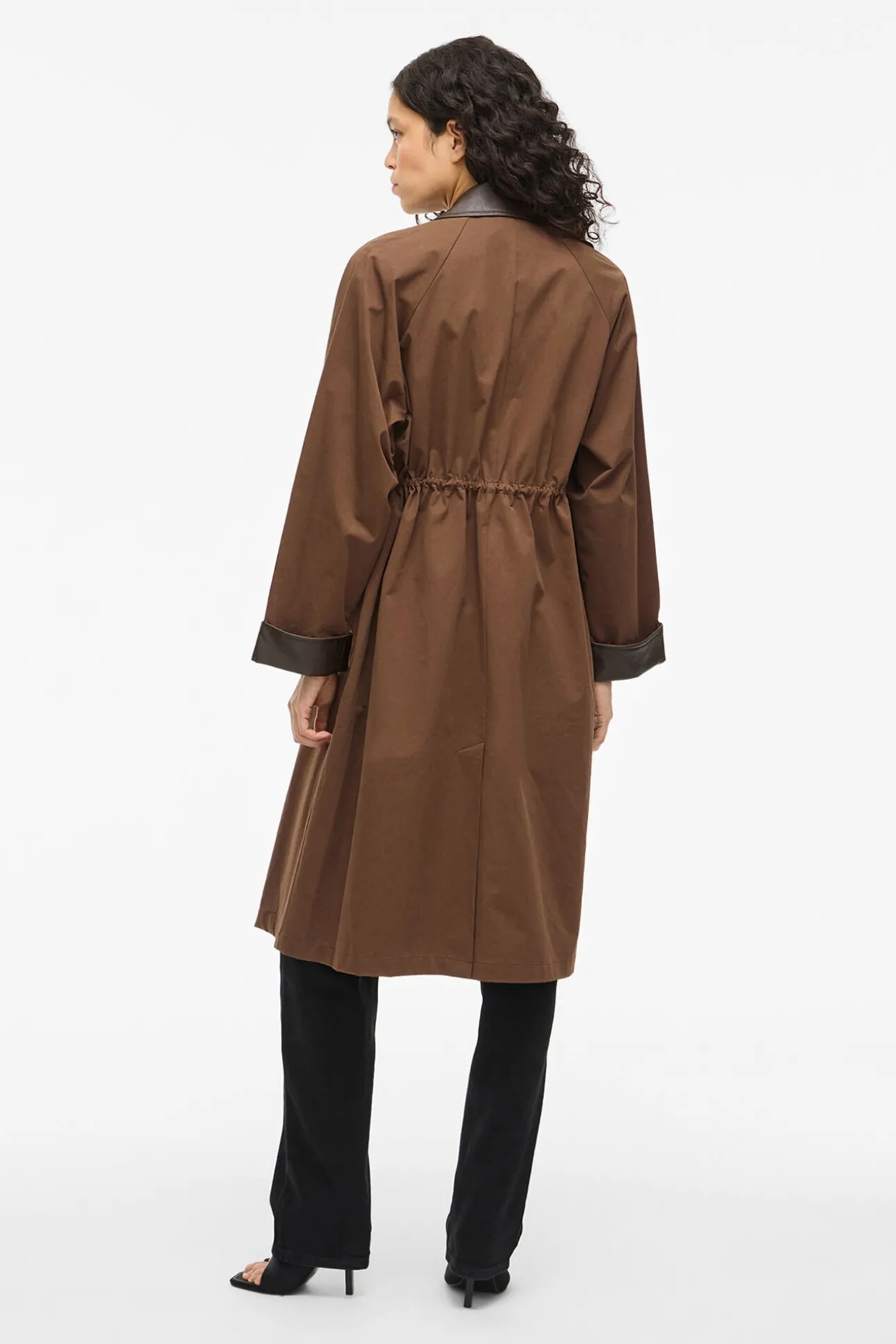 Trench largo con cuello y puños de polipiel