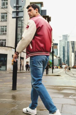 Vaquero lavado oscuro sobretintando straight fit