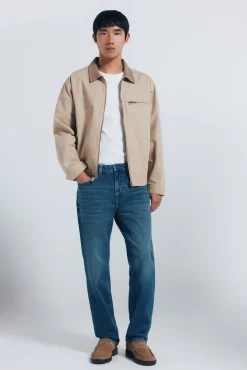 Vaquero lavado oscuro sobretintando straight fit