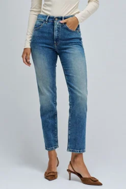 Vaqueros ajustados de tiro corto