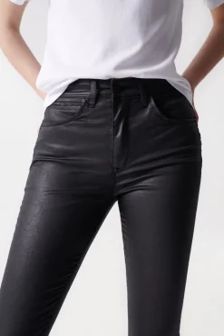 Vaqueros faith push in cropped con efecto coating