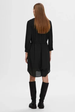 Vestido camisero de manga larga confeccionado con materiales reciclados.