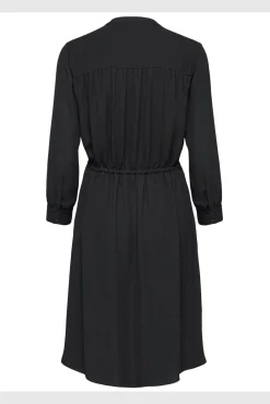 Vestido camisero de manga larga confeccionado con materiales reciclados.