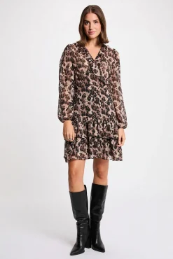 Vestido corto con cuello en V