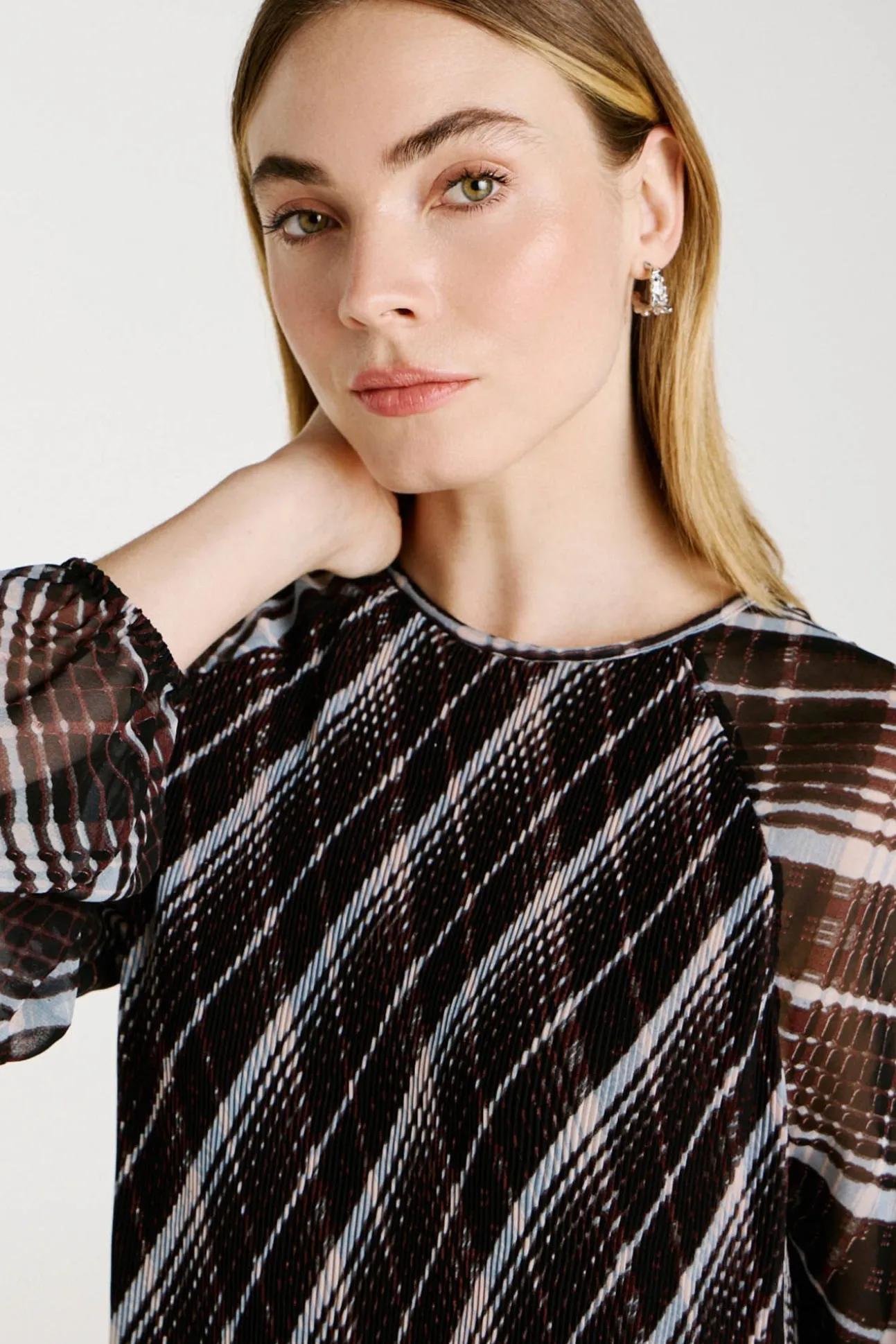 Vestido corto de gasa plisado