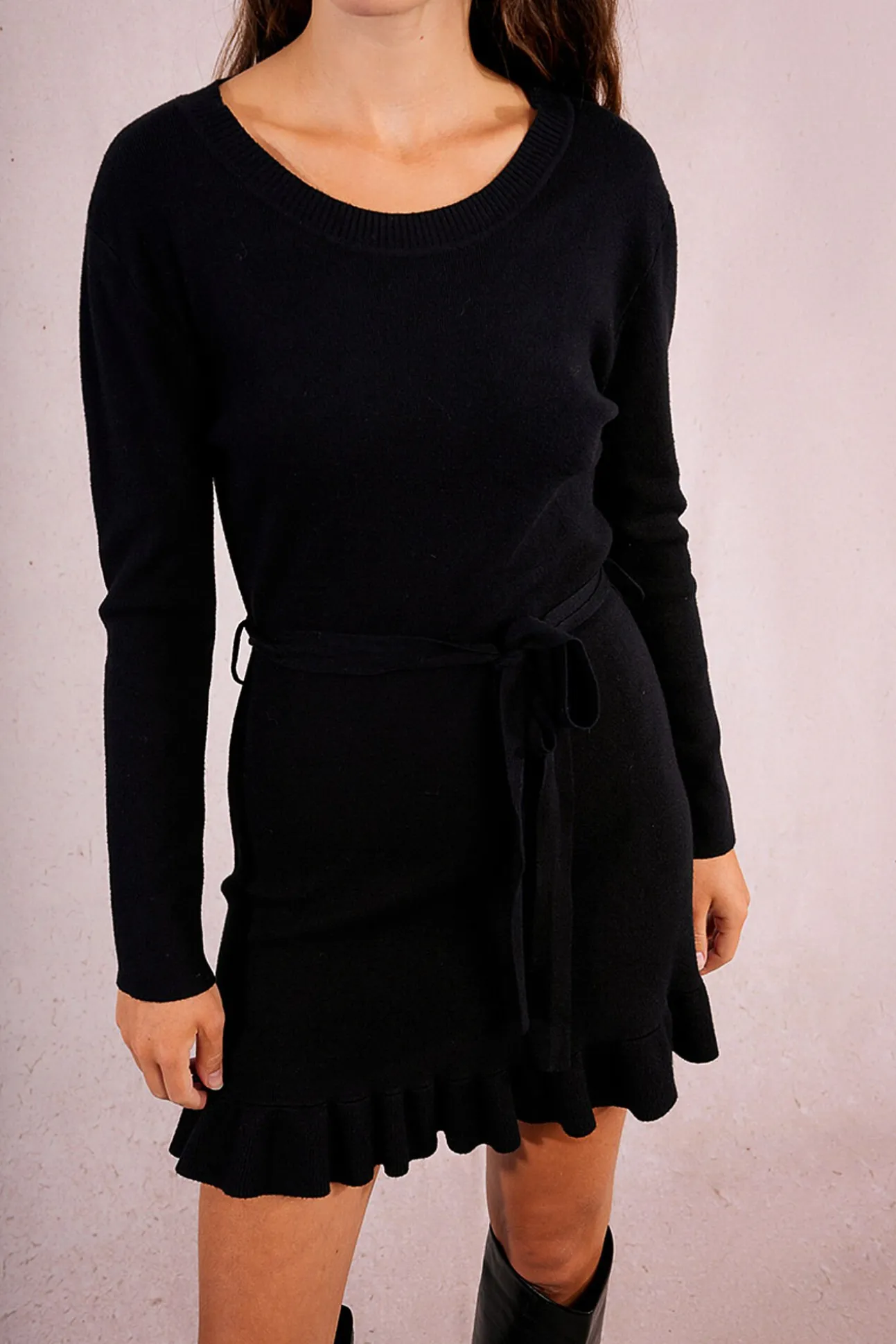 Vestido corto de manga larga con lazada