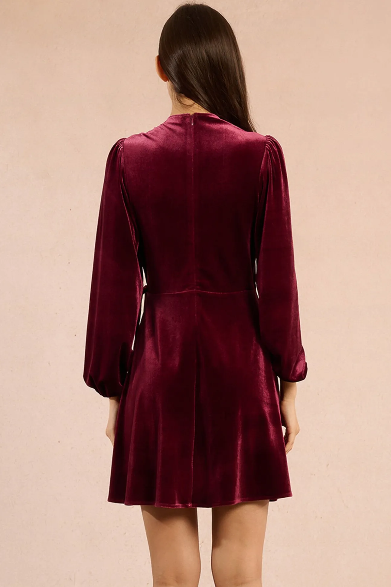 Vestido corto de manga larga terciopelado