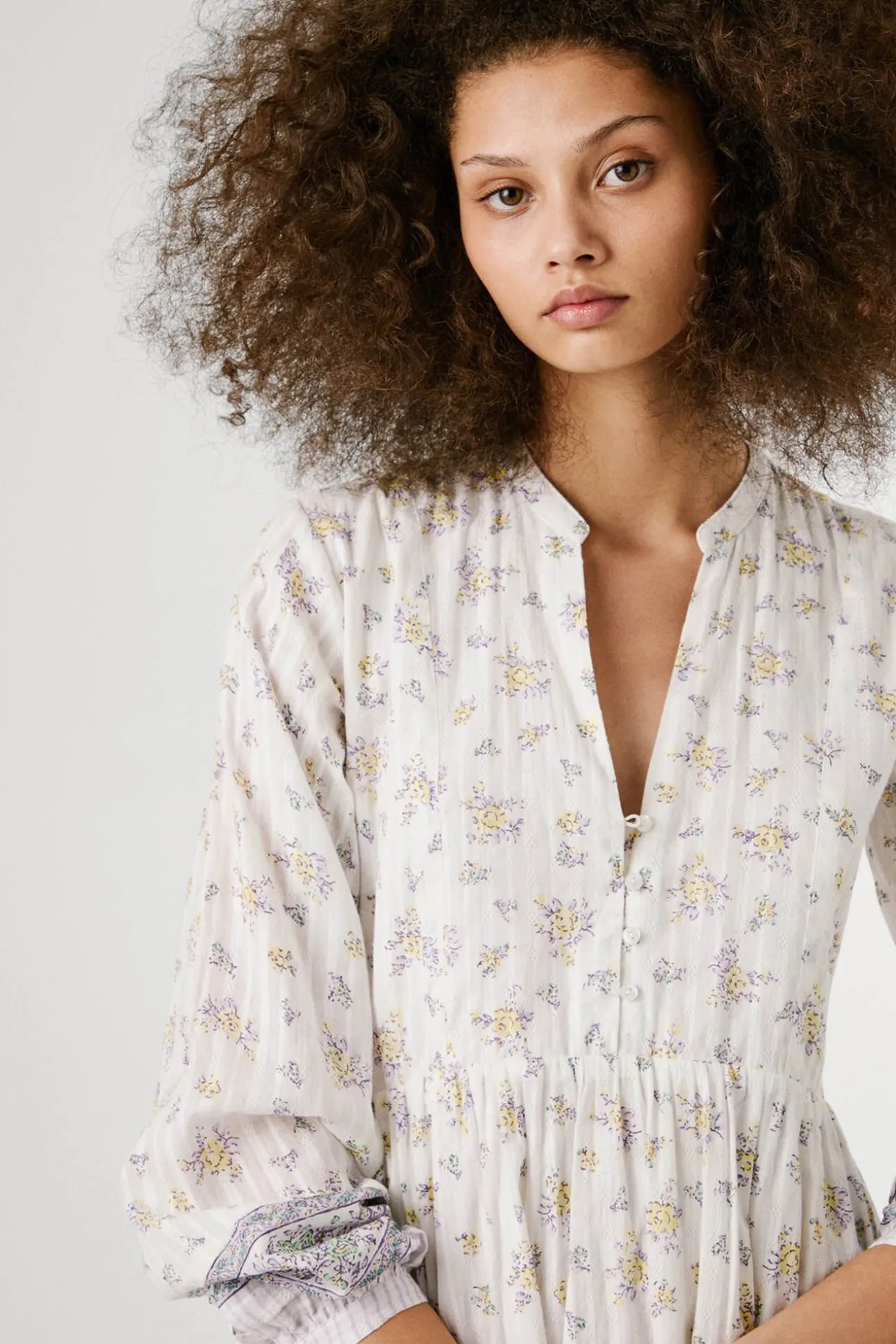 Vestido corto de manga larga con estampado floral.