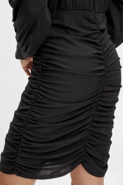 Vestido corto entallado fruncido