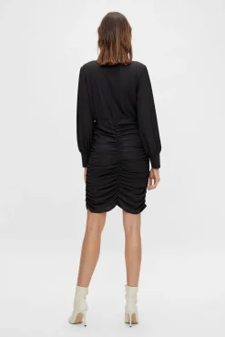 Vestido corto entallado fruncido