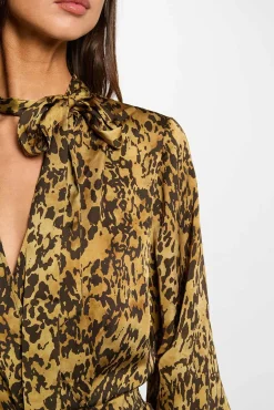 Vestido corto satinado