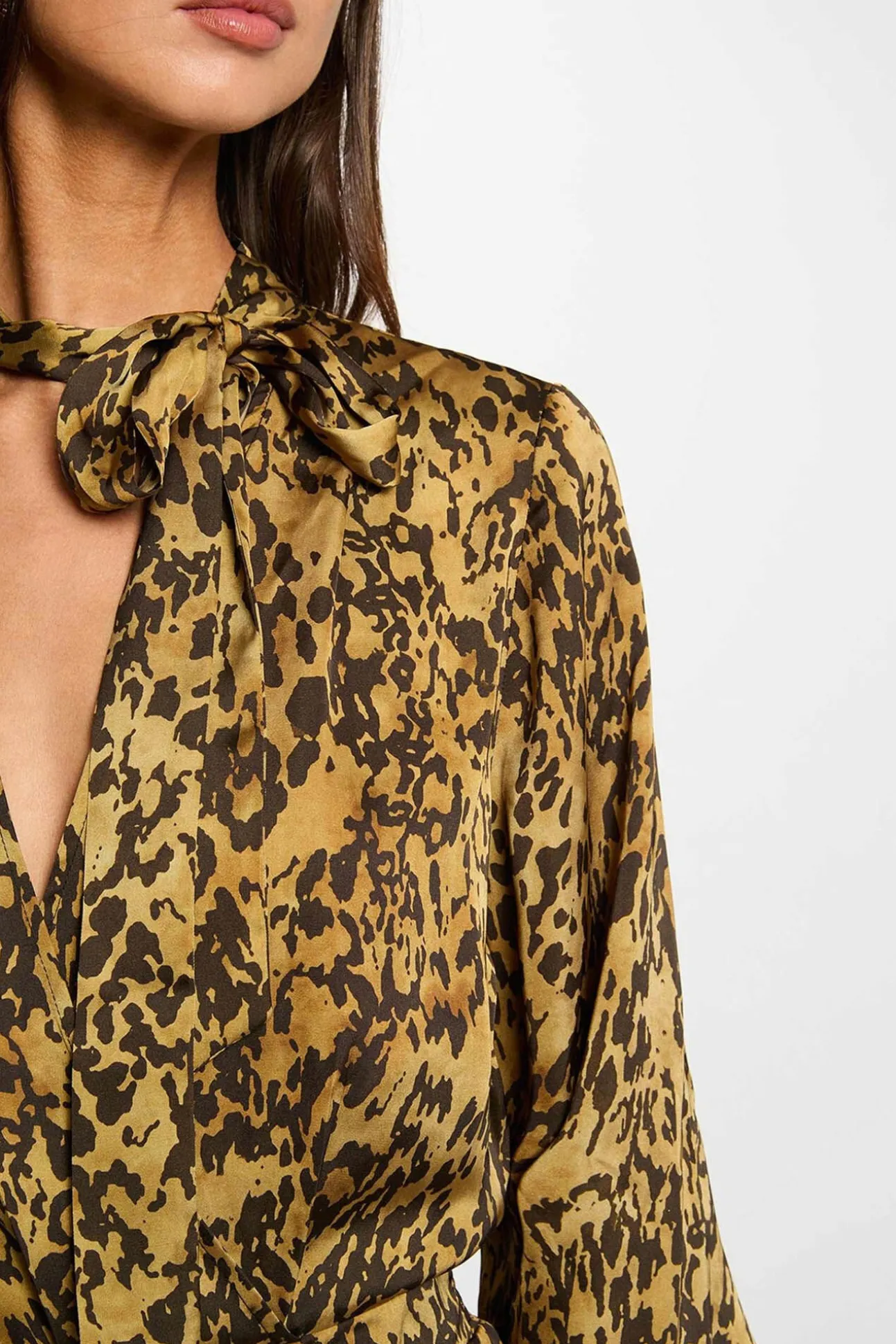 Vestido corto satinado