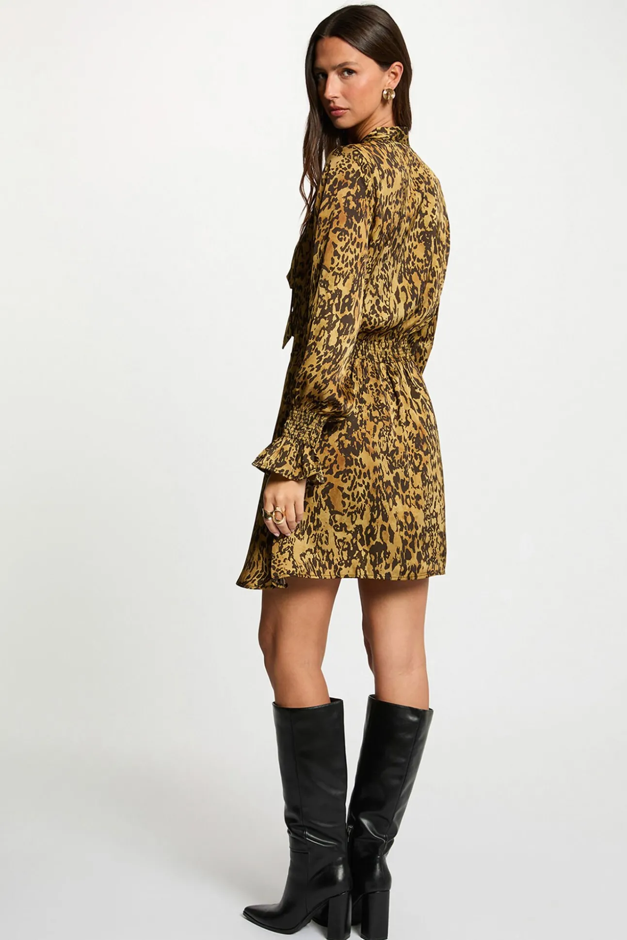 Vestido corto satinado