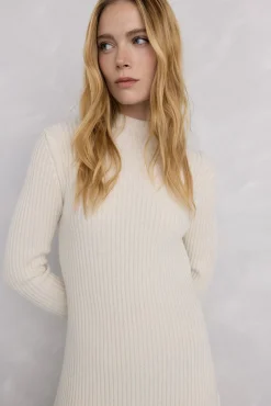 Vestido de punto bajo desagujado