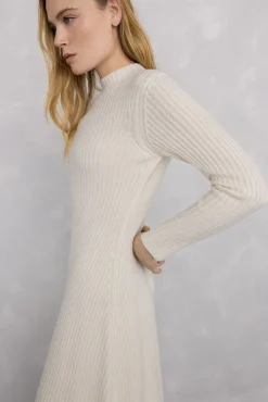 Vestido de punto bajo desagujado