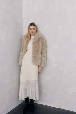 Vestido de punto bajo desagujado