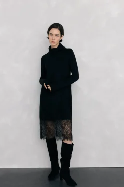 Vestido de punto con detalle de encaje en bajo.