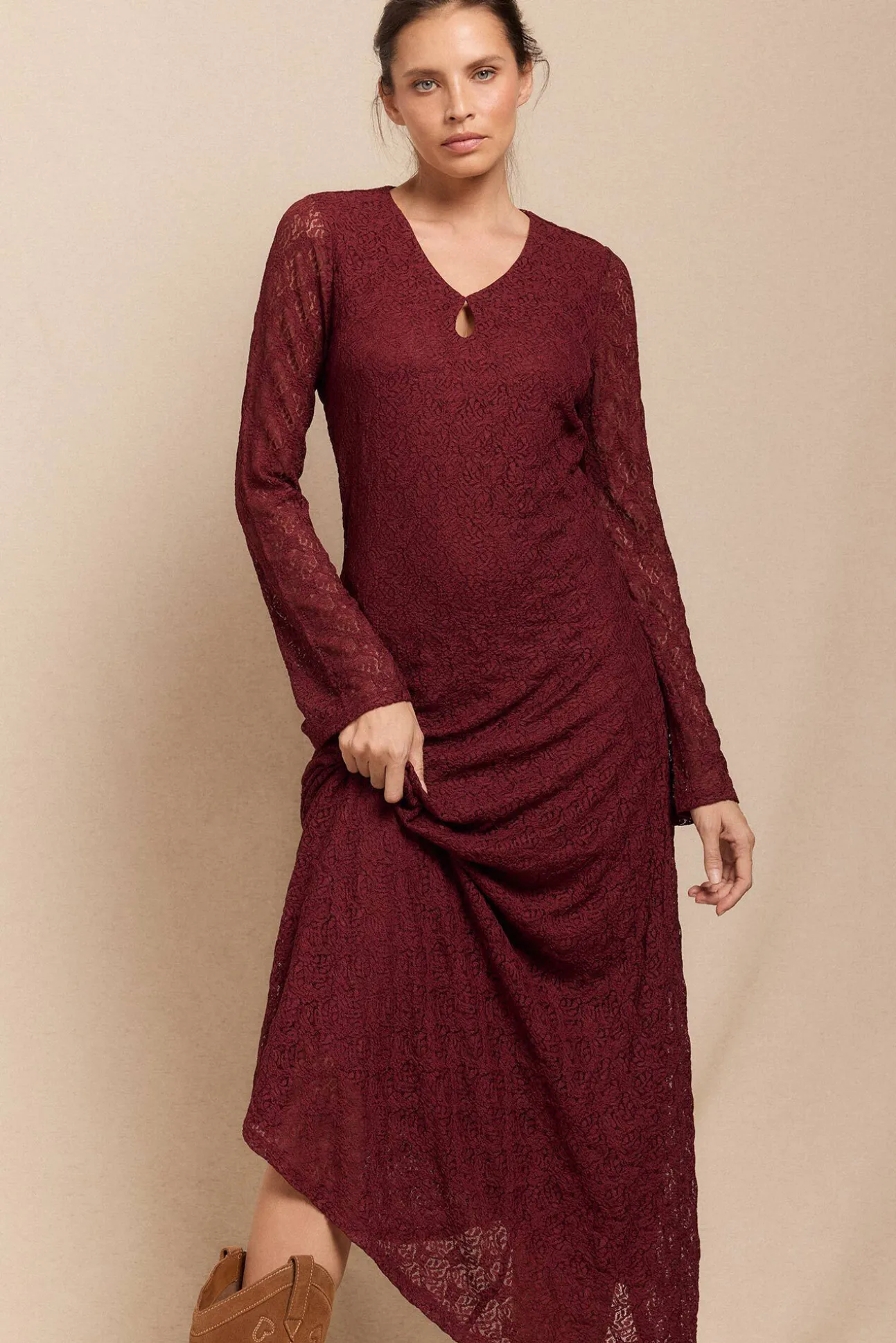 Vestido encaje manga larga