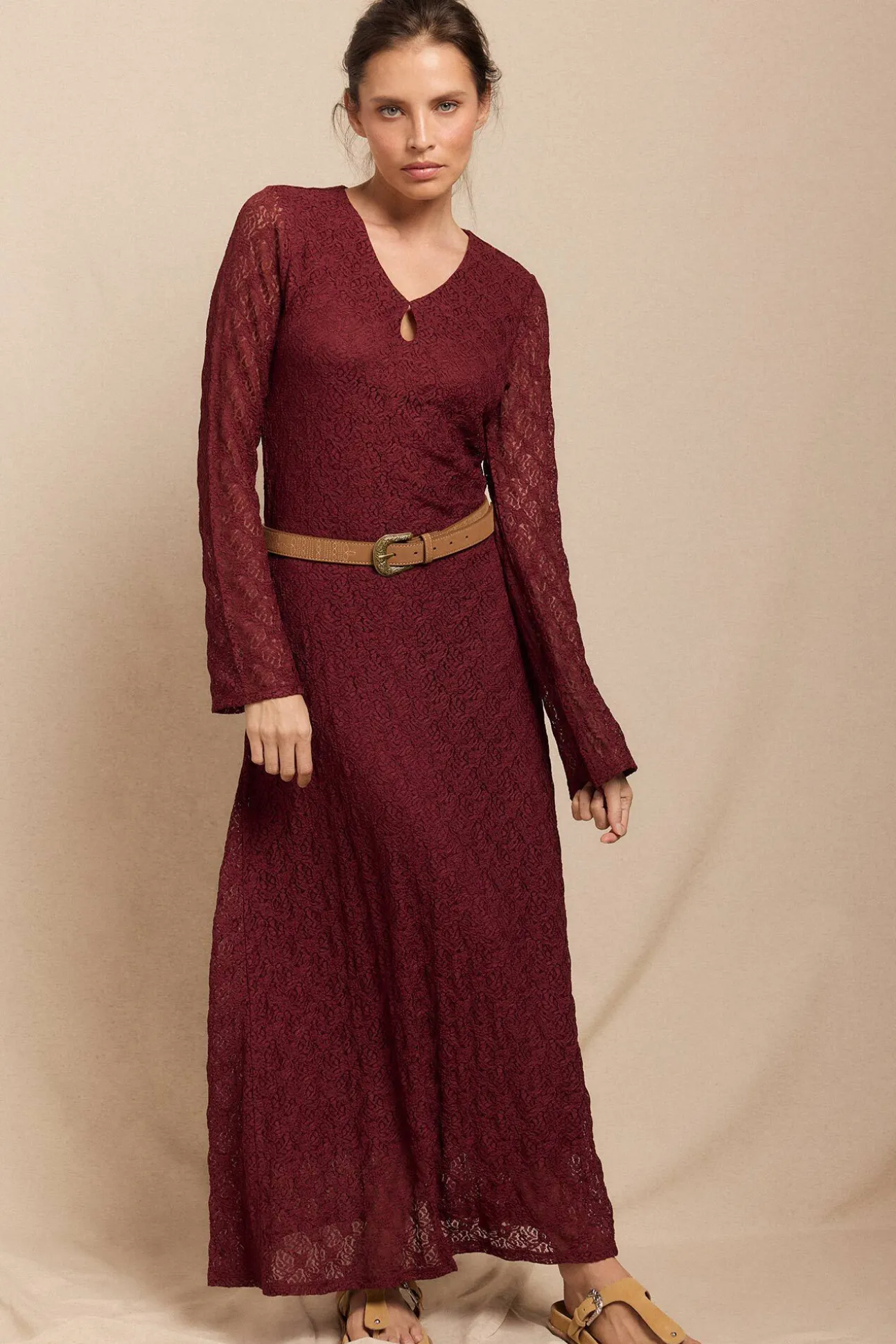 Vestido encaje manga larga