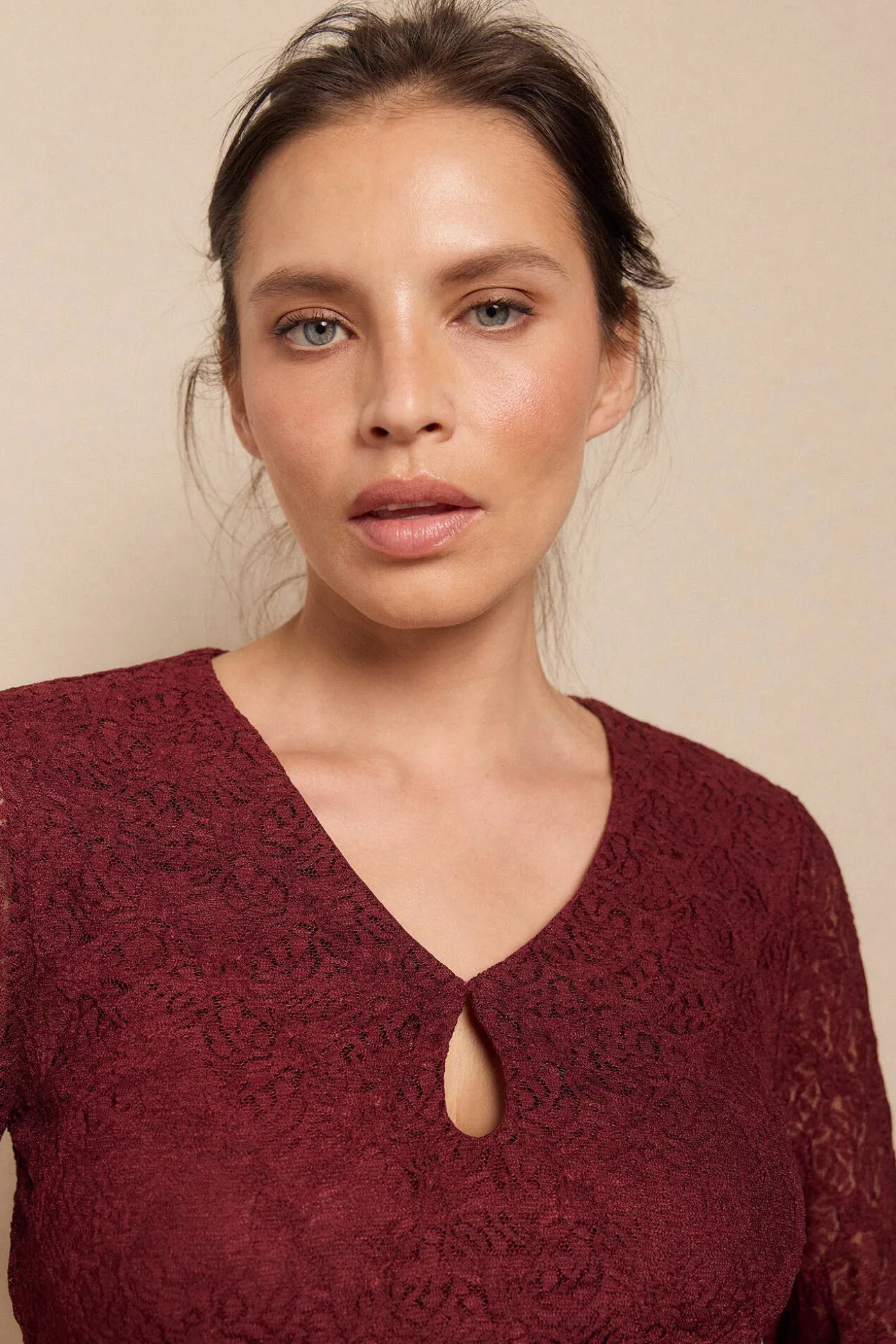 Vestido encaje manga larga