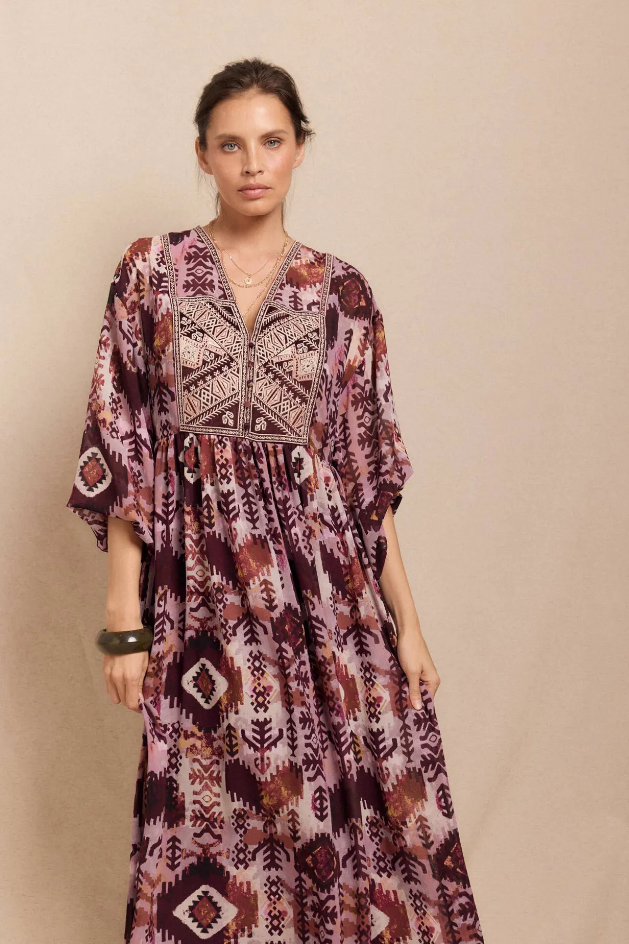 Vestido fluido estampado bordado