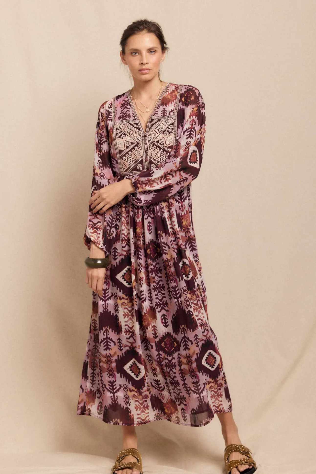 Vestido fluido estampado bordado