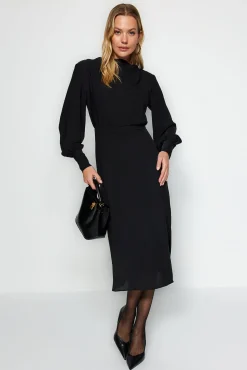 Vestido midi con abertura