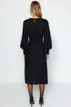 Vestido midi con abertura