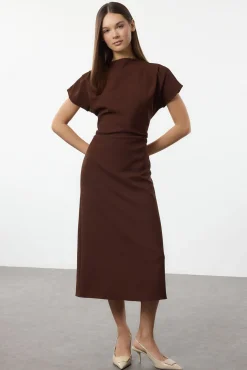 Vestido midi con cuello vuelto