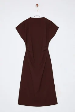 Vestido midi con cuello vuelto