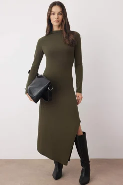 Vestido midi cuello subido