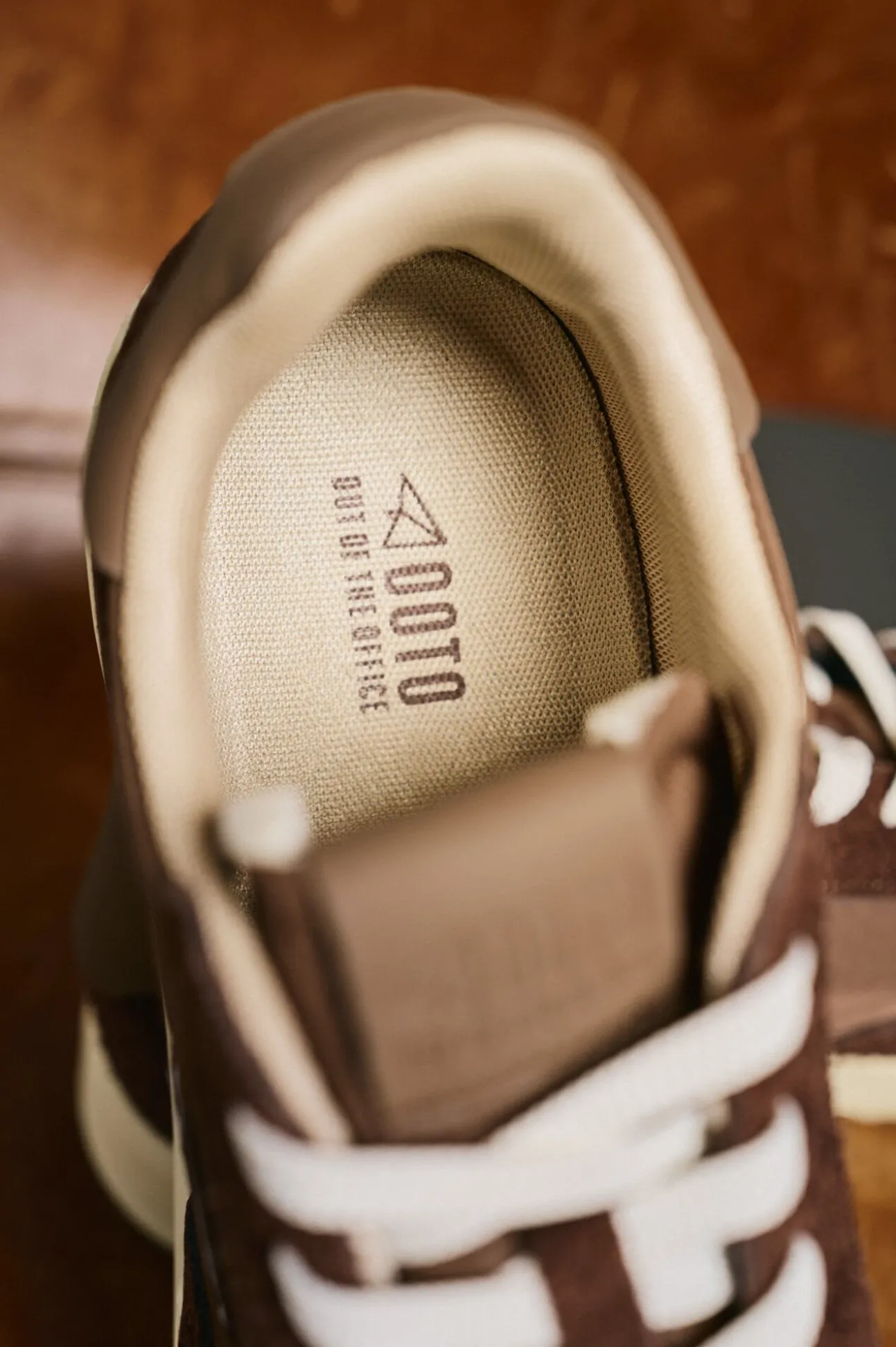 Zapatilla piel y tejido