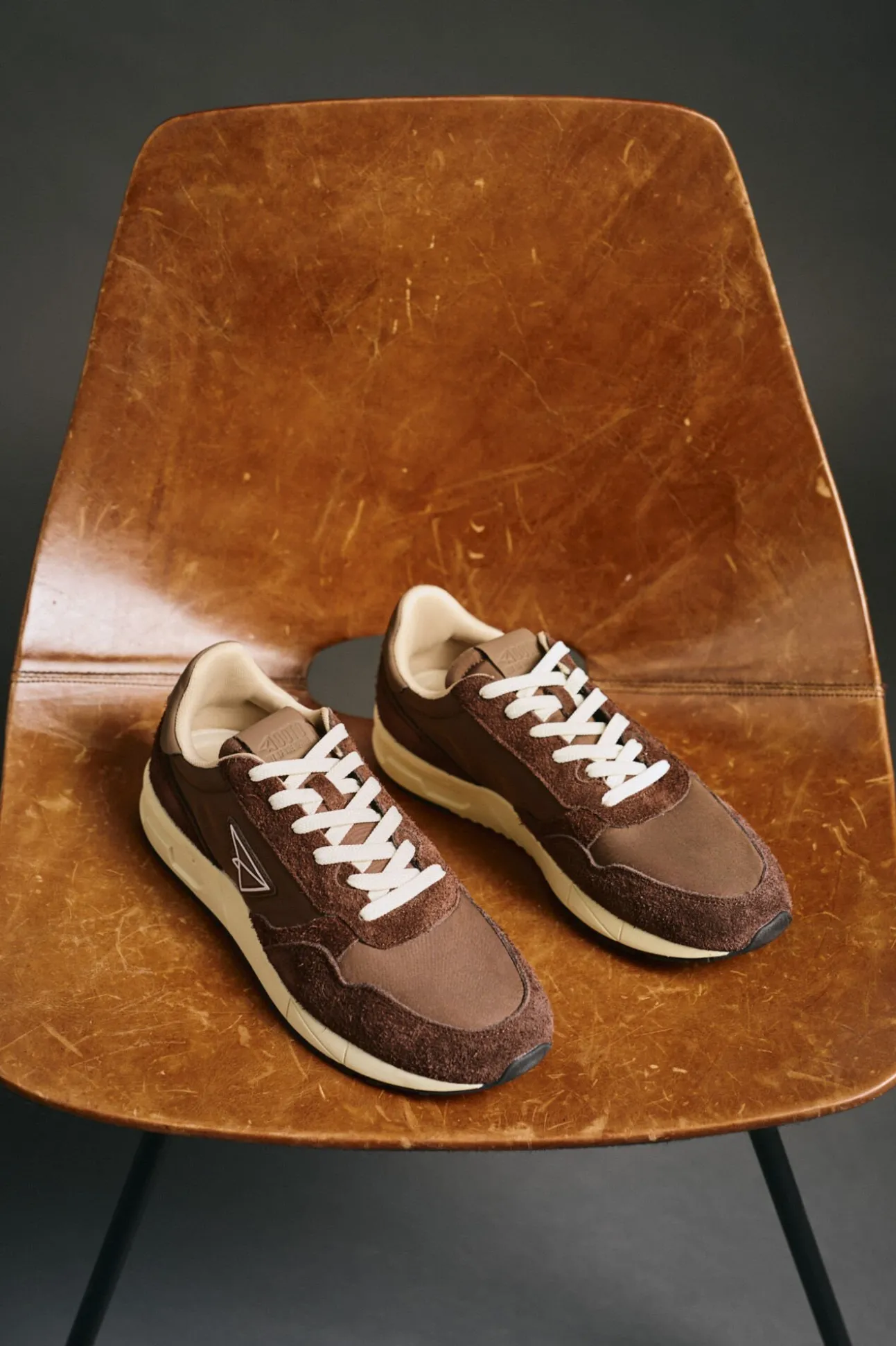 Zapatilla piel y tejido