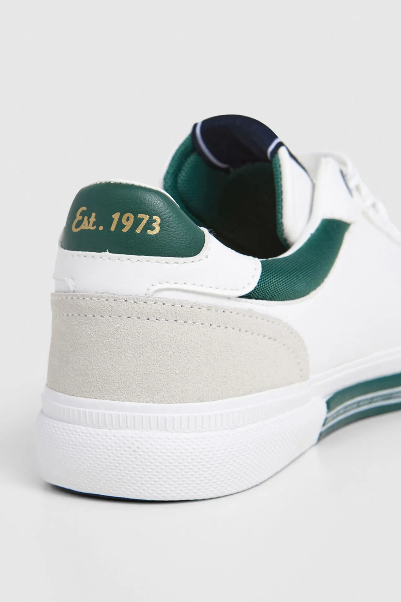 Zapatillas Clásicas Con Detalles En Ante