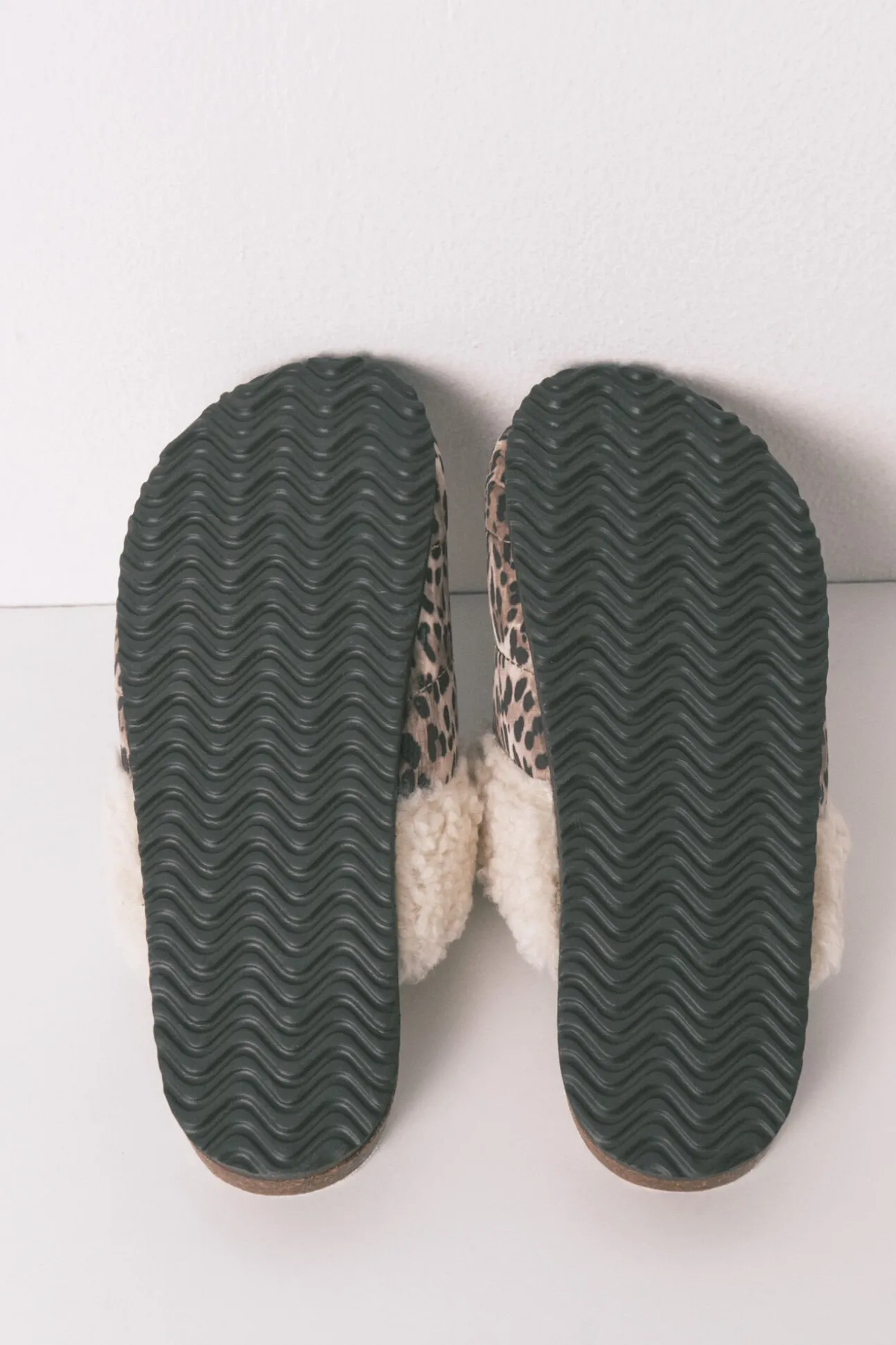 Zapatillas tipo zueco borreguito animal print