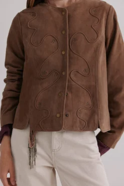 Zia. Chaqueta con tachuelas