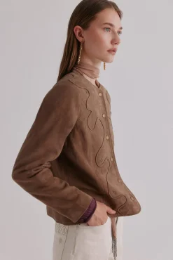 Zia. Chaqueta con tachuelas